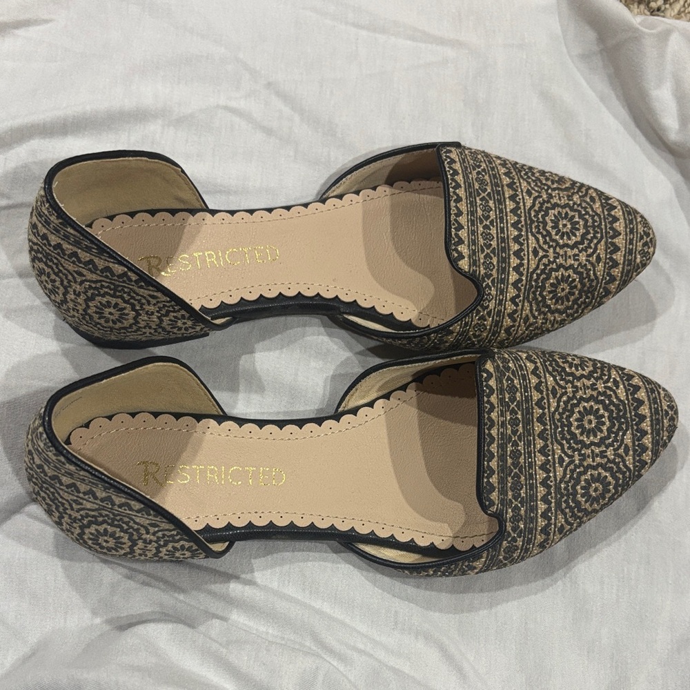 Restricted Women's Black and Tan Geometric Flats
